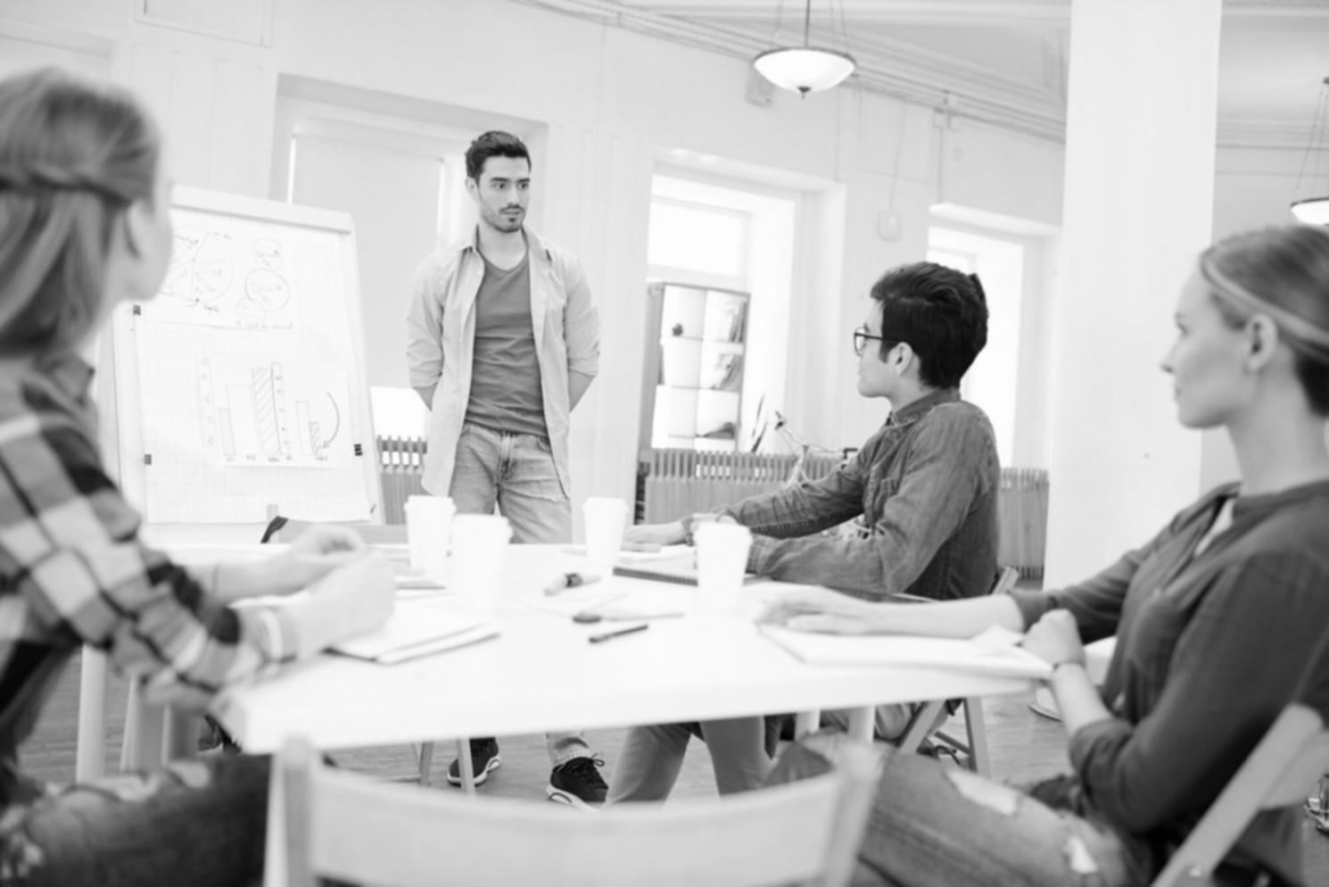 Session de travail collaboratif de l'équipe qorinavexia autour d'un ordinateur portable