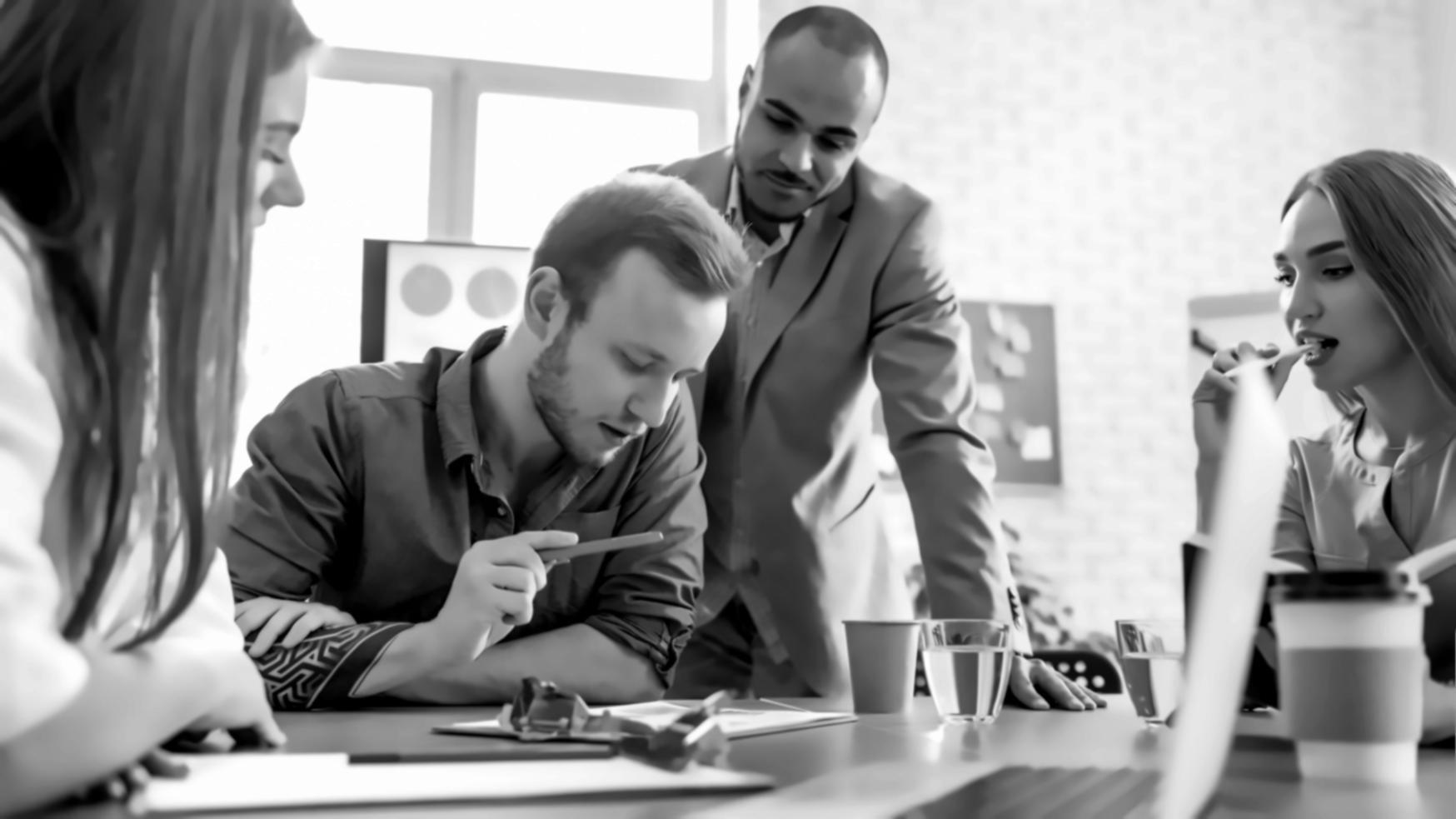 Réunion de consultation financière avec documents et tablette